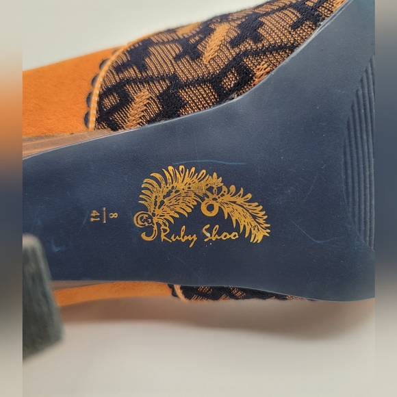 Elegant Orange and Black Heels - Picture 7 of 8